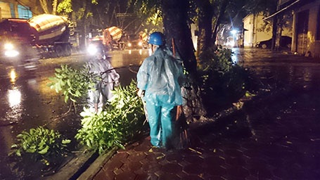 Công nhân môi trường phải vất vả dọn dẹp ngay trong đêm...(