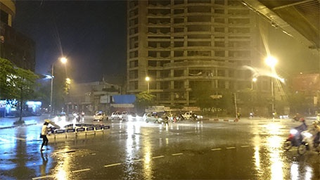 Hà Nội: Cây đổ chắn ngang đường, ô tô cũng phải “leo” vỉa hè - 1 21h15 tối (16/9), Hà Nội bắt đầu mưa to kèm gió mạnh, các phương tiện di chuyển khó khăn trên phố