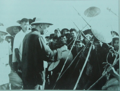 Hình ảnh Bác Hồ với nhân dân Thủ đô - 1 Chủ tịch Hồ Chí Minh thăm nông dân hai huyện Ứng Hòa và Mỹ Đức chống hạn cho lúa mùa (7/6/1960)
