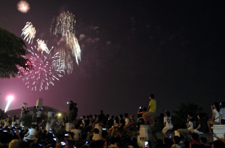Hân hoan trong “bữa tiệc” pháo hoa - 1 Đúng 21h màn bắn pháo hoa chào mừng kỷ niệm 60 năm ngày Giải phóng Thủ đô chính thức bắt đầu