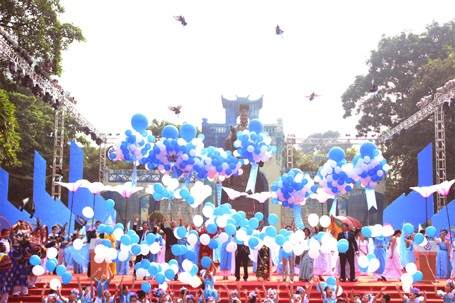 Hà Nội: Hàng nghìn người đạp xe, đi bộ vì môi trường - 1 Các đại biểu tham gia thả chim bồ câu...