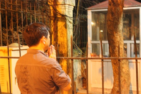 Nhà riêng Đại tướng sáng rực nến tưởng nhớ Người - 4 Một em nhỏ thắp nến trước nhà Đại tướng