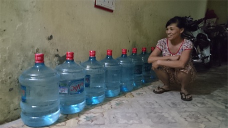 Người Hà Nội thức trắng đêm “canh” nước sạch - 6 Gia đình bà Oanh phải mua nước lọc đóng bình về dùng thay thế nguồn nước máy...