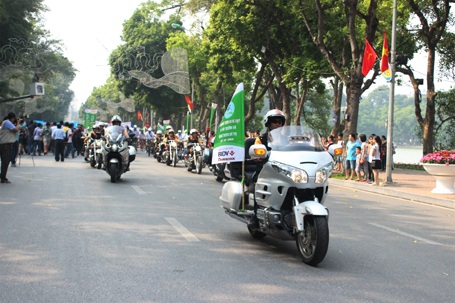 Hà Nội: Hàng nghìn người đạp xe, đi bộ vì môi trường - 4 Dẫn đầu là đoàn xe của CLB Mô tô Hà Nội