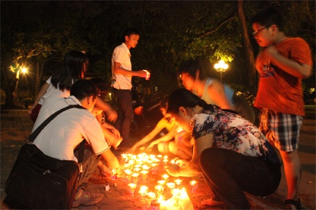 Nhà riêng Đại tướng sáng rực nến tưởng nhớ Người - 2 ...họ chuẩn bị nến và thắp rải đều ở những vị trí được cho phép