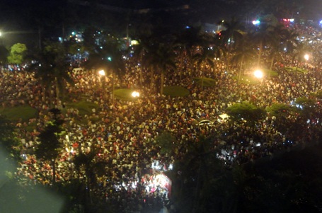 Hân hoan trong “bữa tiệc” pháo hoa - 12 Biển người xem pháo hoa ở sân vận động Mỹ Đình