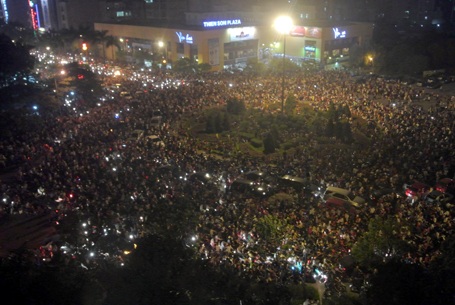 Hân hoan trong “bữa tiệc” pháo hoa - 13 Biển người xem pháo hoa ở sân vận động Mỹ Đình
