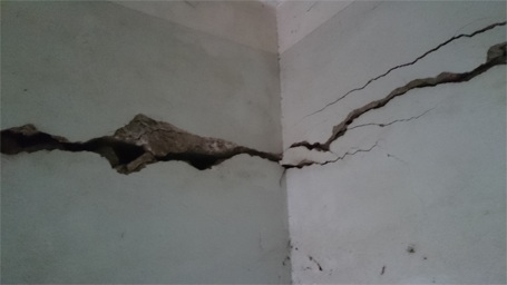Hà Nội: Khu tái định cư xuống cấp, bốc mùi hôi thối nồng nặc - 1 Tường nhiều chỗ của tòa nhà đã nứt toác.