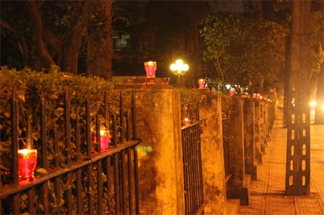 Nhà riêng Đại tướng sáng rực nến tưởng nhớ Người - 15 Đêm đã khuya, những ngọn nến vẫn sáng lung linh...