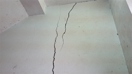 Hà Nội: Khu tái định cư xuống cấp, bốc mùi hôi thối nồng nặc - 3 Tường nứt khắp nơi...