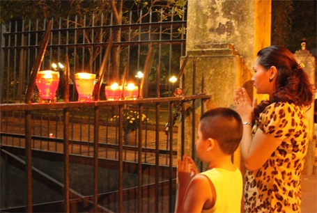 Nhà riêng Đại tướng sáng rực nến tưởng nhớ Người - 13 Mẹ con chị Huyền đang vái vọng tưởng nhớ tới Đại tướng