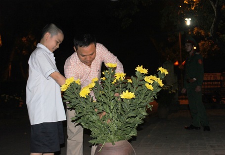Nhà riêng Đại tướng sáng rực nến tưởng nhớ Người - 10 Bố con anh Năng dâng hoa và chắp tay vái vọng tưởng nhớ Đại tướng Võ Nguyên Giáp
