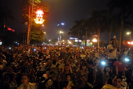 Hân hoan trong “bữa tiệc” pháo hoa - 2 Hàng vạn người ngước mắt nhìn pháo hoa được bắn lên trời cao