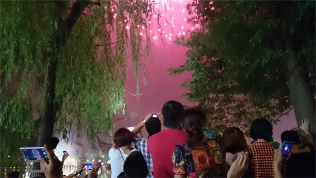 Hân hoan trong “bữa tiệc” pháo hoa - 20 Dõi theo và cùng ghi lại hình ảnh pháo hoa