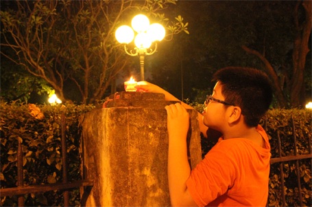 Nhà riêng Đại tướng sáng rực nến tưởng nhớ Người - 12 Cháu Hoàng Ngọc Minh (11 tuổi, ở Bắc Từ Liêm, Hà Nội) đi cùng mẹ tới nhà Đại tướng