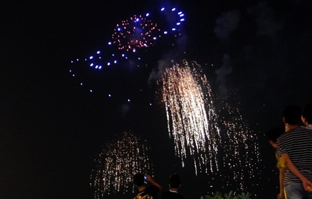 Hân hoan trong “bữa tiệc” pháo hoa - 3 Hàng vạn người ngước mắt nhìn pháo hoa được bắn lên trời cao