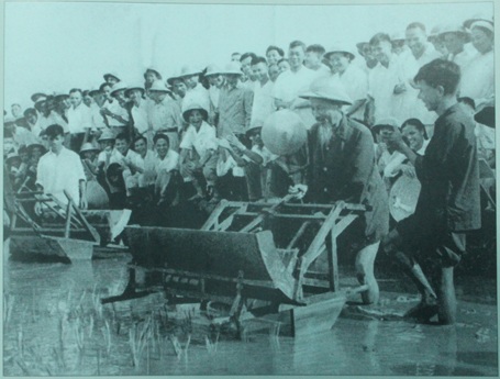 Hình ảnh Bác Hồ với nhân dân Thủ đô - 4 Bác Hồ dùng thử máy cấy cải tiến tại Trại thí nghiệm trồng lúa - Sở Nông lâm Hà Nội (16/7/1960)
