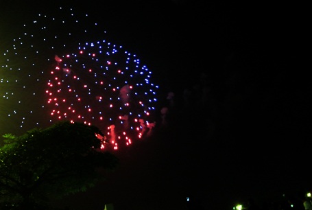 Hân hoan trong “bữa tiệc” pháo hoa - 4 Hàng vạn người ngước mắt nhìn pháo hoa được bắn lên trời cao
