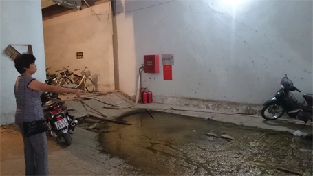 Hà Nội: Khu tái định cư xuống cấp, bốc mùi hôi thối nồng nặc - 2 Bà Phê cho biết, hiện tượng này đã diễn ra nhiều năm