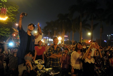 Hân hoan trong “bữa tiệc” pháo hoa - 5 Hàng vạn người ngước mắt nhìn pháo hoa được bắn lên trời cao