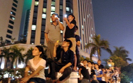 Hân hoan trong “bữa tiệc” pháo hoa - 6 Hàng vạn người ngước mắt nhìn pháo hoa được bắn lên trời cao