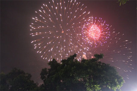 Hân hoan trong “bữa tiệc” pháo hoa - 16 Pháo hoa bung nổ trên bầu trời Hồ Hoàn Kiếm