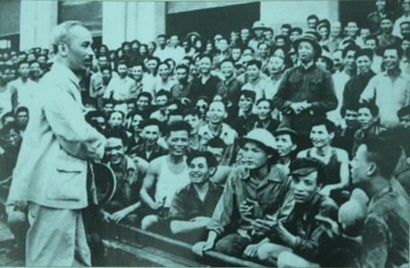 Hình ảnh Bác Hồ với nhân dân Thủ đô - 6 Chủ tịch Hồ Chí Minh thăm Nhà máy Xe lửa Gia Lâm (19/5/1955)
