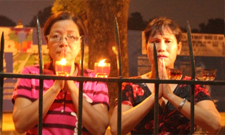 Nhà riêng Đại tướng sáng rực nến tưởng nhớ Người - 6 Một em nhỏ thắp nến trước nhà Đại tướng