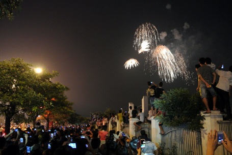 Hân hoan trong “bữa tiệc” pháo hoa - 7 Niềm vui của nhiều người khi xem pháo hoa