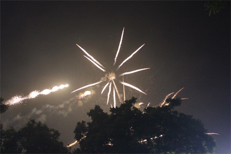 Hân hoan trong “bữa tiệc” pháo hoa - 17 Pháo hoa bung nổ trên bầu trời Hồ Hoàn Kiếm