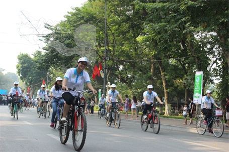 Hà Nội: Hàng nghìn người đạp xe, đi bộ vì môi trường - 5 Đoàn của Cục Phục vụ Ngoại giao đoàn (Bộ Ngoại giao)