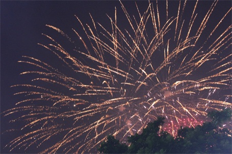 Hân hoan trong “bữa tiệc” pháo hoa - 18 Pháo hoa bung nổ trên bầu trời Hồ Hoàn Kiếm