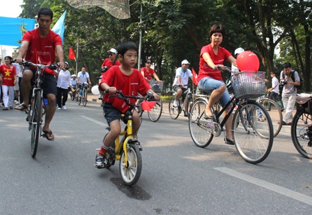 Hà Nội: Hàng nghìn người đạp xe, đi bộ vì môi trường - 6 Trẻ em cũng tham gia đạp xe vì môi trường