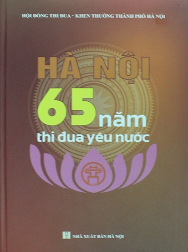 Hình ảnh Bác Hồ với nhân dân Thủ đô - 10 Chủ tịch Hồ Chí Minh thăm triển lãm thành tích cải tiến kỹ thuật của công nhân Thủ đô (23/5/1959)