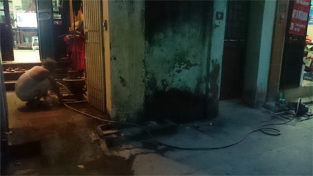 Người Hà Nội thức trắng đêm “canh” nước sạch - 1 Mất nước sạch kéo dài, người dân phải rải ống xin nước hàng xóm
