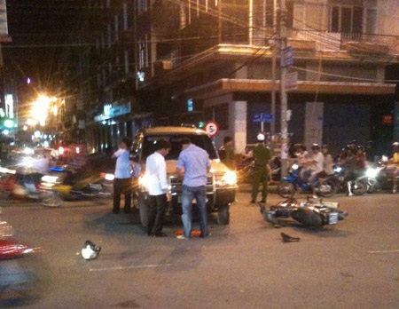 Xử nghiêm vụ tai nạn liên quan xe biển xanh, phóng viên bị hành hung - 1 Công an có mặt tại hiện trường sau vụ tai nạn