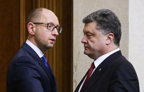 Ukraine đánh lạc dư luận bằng tăng pháo tới miền Đông? - 2 Dồn pháo ra miền Đông, chính quyền Ukraine sẽ bớt bị soi mói?