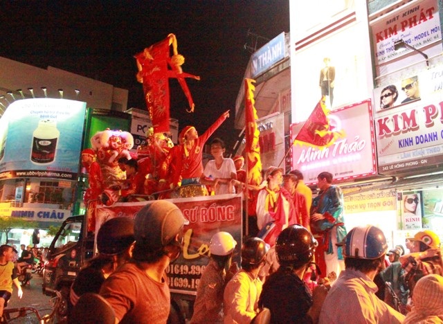 Các đội lân xuống phố biểu diễn náo nhiệt phố phường.