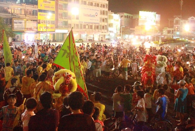 Đường phố chật kín người đi xem múa lân.