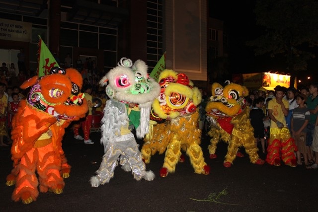 Đường phố chật kín người đi xem múa lân.