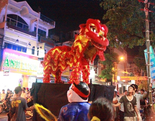 Những màn múa lân náo nhiệt phố phường.