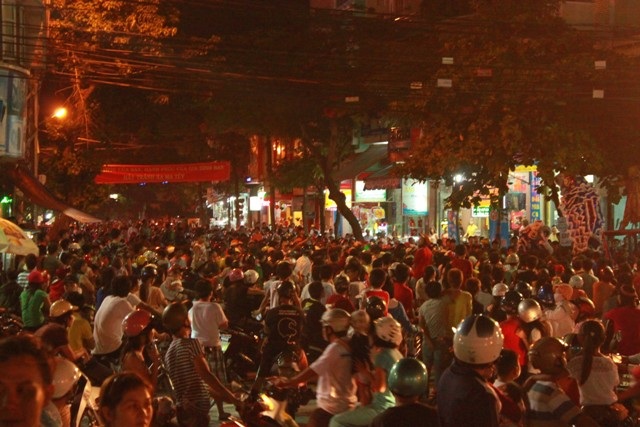 Đường Lý Thường Kiệt (TP Quy Nhơn) bị tê liệt một đoạn dài trong đêm hội trăng rằm.