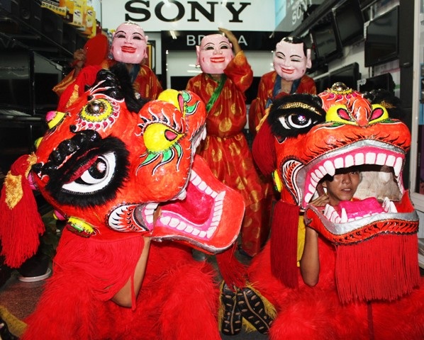 Con lân, ông địa đem tài lộc đến mọi nhà.