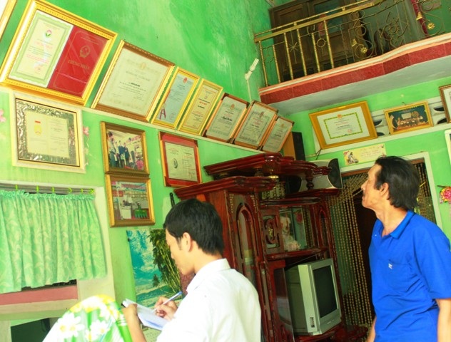 Bốn bức tường nhà ông Chính kín bằng khen, giấy chứng nhận- Ảnh: Doãn Công.