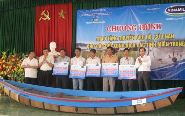 Trao thuyền cứu hộ cho 5 đội xung kích tỉnh Bình Định.