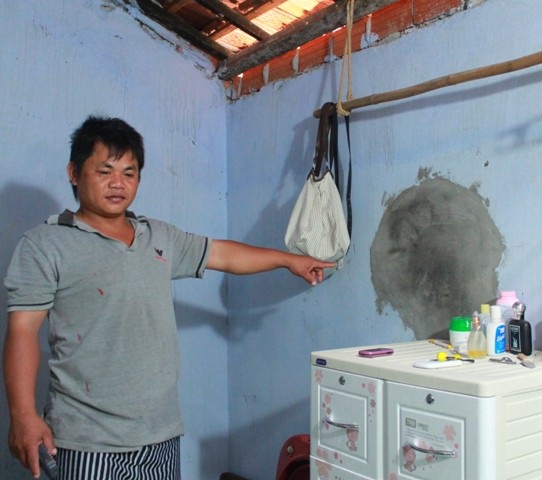 Ngay sau khi vụ việc xảy ra phía đơn vị thi công cho người vá lỗ thủng - Ảnh: Doãn Công