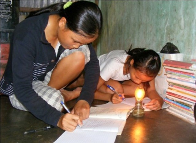 Không điện, không bàn ghế học tử tế nhưng 2 chị em vẫn học rất giỏi.