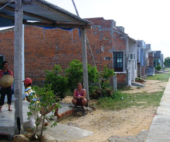 Người dân sống tại KTĐC Đồng Sam hơn 1 năm mòn mỏi đợi điện lưới về thôn - Ảnh: Doãn Công