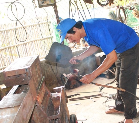 Ông Chính chuẩn bị trình làng máy tuốt đậu phụng có 1 không 2 tại Việt Nam - Ảnh: Doãn Công