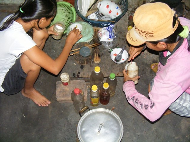 Bữa cơm 2 chị em Thu và Hà chuẩn bị chỉ có muối trắng và nước mắm.